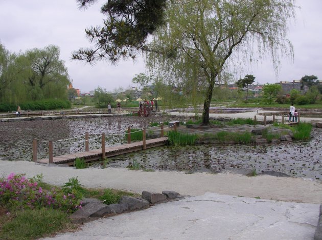 薯童公園（宮南池）の遊歩道